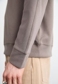 Nike Sportswear CREW - Felpa - cave stone