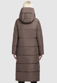 Rjav puhovkasti plašč, do kolen z kapuco, z vodoravnimi šivi in logotipom na levi strani. Gladka tekstura in prevelik kroj.
