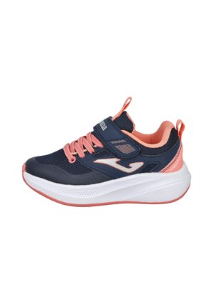 Zapatilla azul marino y coral con parte superior de malla, cordones coral, una tira de velcro, suela blanca acolchada y lengüetas en la lengua y el talón.