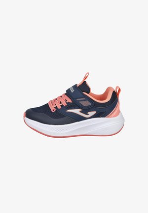 Zapatilla azul marino y coral con parte superior de malla, cordones coral, una tira de velcro, suela blanca acolchada y lengüetas en la lengua y el talón.
