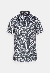 Camisa polo de manga curta com um padrão abstrato em preto e branco, apresentando um colarinho, pala com três botões e uma textura suave e lisa.