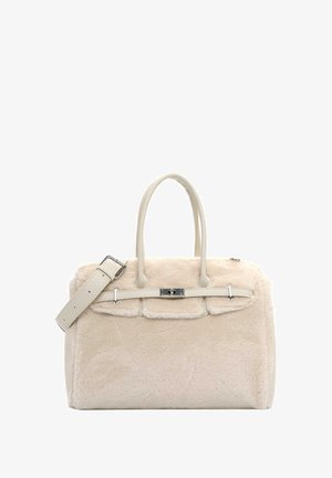 Sac à main en fausse fourrure beige avec une forme structurée, deux poignées supérieures, une bandoulière amovible et des accents métalliques sur le rabat et la bandoulière.