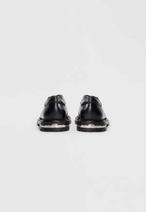 Κατάταξη 12: Toga - Παπούτσια για σκάφος