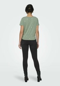 ONLY GESCHNITTEN RUNDHALS  - Printtipaita - hedge green