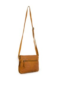 Sac bandoulière en cuir tan avec longue sangle ajustable, forme rectangulaire, poche zippée à l'avant et texture lisse.