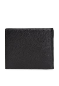 Πορτοφόλι από μαύρο δερματίνη με υφή, κλειστό, ορθογώνιο σχήμα, απλό σχέδιο χωρίς εμφανή λογότυπα ή διακοσμήσεις.