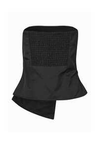 Černý zkrácený top s nařasenou strukturou v horní části a rozšířeným lemem, se štěrbinou na spodní části pro přidaný detail.