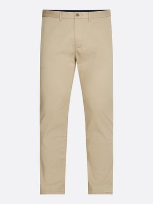 Chinos beige avec une coupe droite, fabriqués en tissu mélange de coton. Présentent une fermeture à bouton à l'avant, des passants de ceinture et un design plat à l'avant.