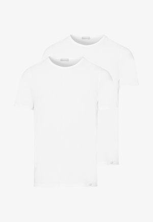 Kaksi valkoista lyhythihaista t-paitaa. Valmistettu puuvillasta, joissa on pyöreä kaula-aukko, yksivärinen ja normaali istuvuus. Vähäeleinen muotoilu, jossa on huomaamaton brändäys.