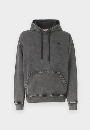 Grijze denim hoodie met een voorzak, zwarte trekkoorden en een subtiel logo op de borst. Voorzien van geribbelde manchetten en zoom.
