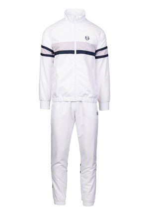 Weißer Trainingsanzug aus glattem Material mit grauen und navyblauen horizontalen Streifen. Beinhaltet einen hohen Kragen, einen Reißverschluss vorne sowie elastische Bündchen an den Ärmeln und Knöcheln.