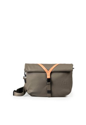 Borsa a tracolla in tessuto grigio con alette ripiegabili, dettagli in pelle marrone, tracolla regolabile e fibbia nera. Presenta un logo impresso.