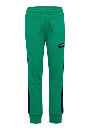 Grüne Jogginghose mit marineblauen Seitenpaneelen, gerippten Bündchen, Kordelzug in der Taille und einem schwarzen rechteckigen Aufnäher mit weißem "hummel"-Logo am rechten Oberschenkel.