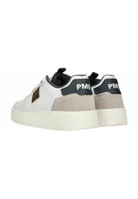 Baskets blanches montantes avec un talon en suede gris, accent noir à l'arrière, semelles en caoutchouc et patch logo sur le côté.