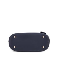 Borsa in pelle blu navy con bordi arrotondati, dettagli in metallo dorato e cinque piedini metallici sulla base per stabilità.