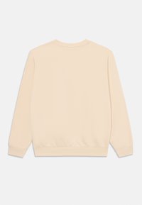 Sudadera beige con mangas largas, cuello redondo y puños de canalé. Textura de tela suave, diseño minimalista sin logotipos ni acentos visibles.