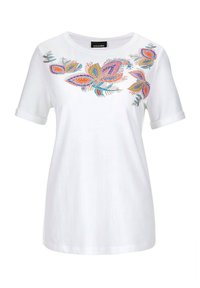 Witte t-shirt met korte mouwen, voorzien van kleurrijke bloemenborduring in oranje, blauw en groen. Zachte stof met opgerolde mouwen en een ronde hals.