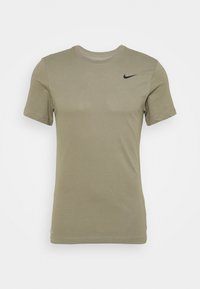 Camiseta de manga corta color verde oliva hecha de tela suave, con un logo negro de Nike en la parte superior izquierda del pecho y un diseño clásico de cuello redondo.