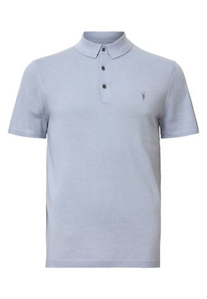 Světle modré polo tričko vyrobené z pleteniny, s klasickým límcem, třemi černými knoflíky a malým vyšitým logem na hrudi.