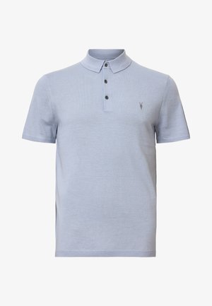 Hellblaues Poloshirt aus Strickstoff, mit einem klassischen Kragen, drei schwarzen Knöpfen und einem kleinen gestickten Logo auf der Brust.