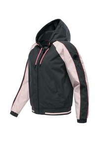 Veste noire à capuche avec manches roses, cordons roses, fermeture éclair noire à l'avant, poches latérales et un patch noir sur la manche gauche.