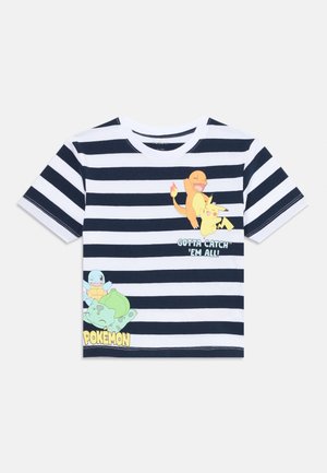 Prugasta majica s kratkimi rokavi v mornarsko modri in beli barvi, izdelana iz bombaža, s pokémon grafiko: Charmander, Pikachu, Squirtle in Bulbasaur ter napisom.