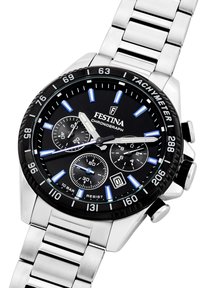 Orologio cronografo in acciaio inox argentato con quadrante nero, indici blu, lunetta tachimetrica e tre sottodial. Include una finestra per la data.
