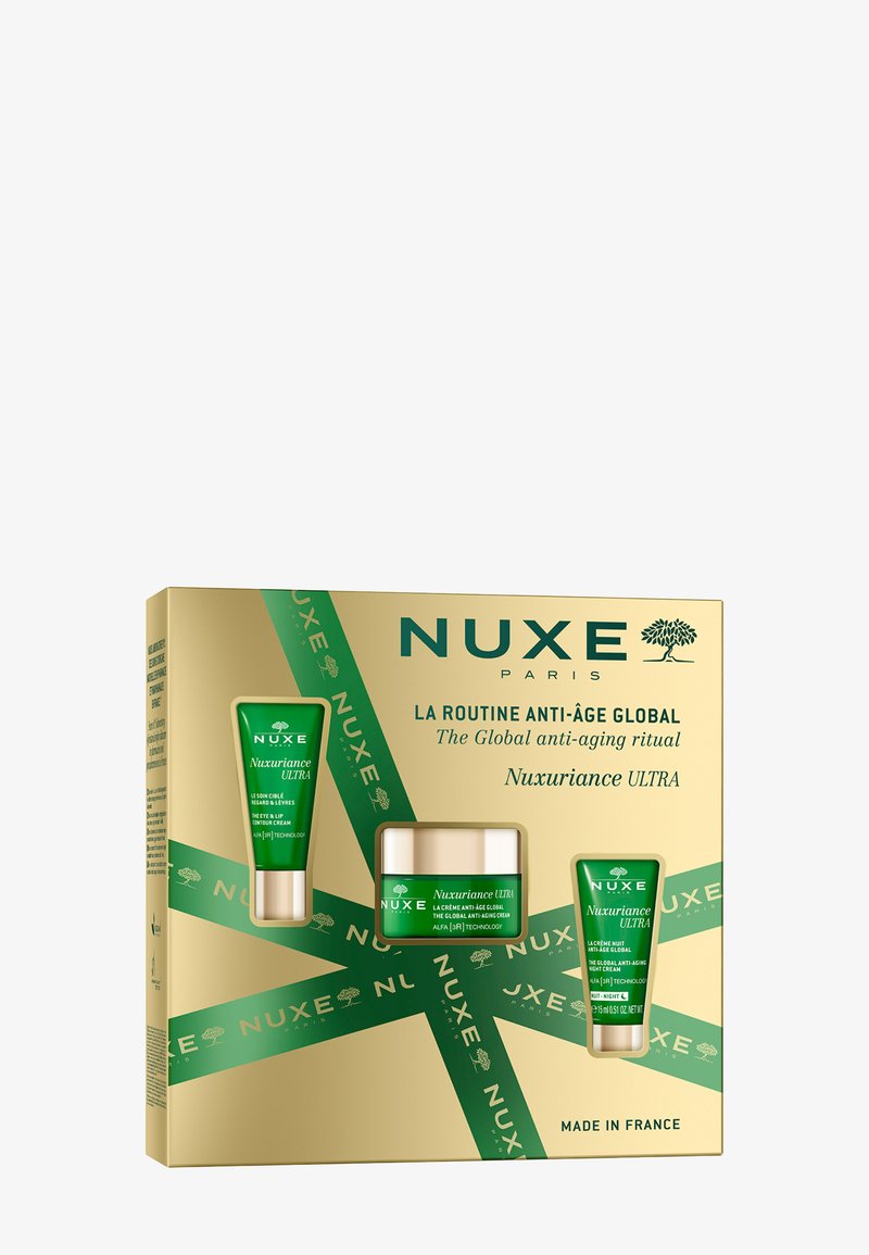 NUXE Nuxuriance ULTRA hudvårdsset i en gyllene låda med tre gröna tuber och en krämBurk, märkta med vit och grön text. Tillverkad i Frankrike.