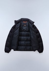 Juodas pūkinis švarkas su užtrauktuku priekyje, turintis nusegamą capą, elastingus rankogalius, siuvinėtą tekstūrą ir oranžines akcentus viduje.