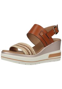 Braune Leder-Wedge-Sandalette mit einem breiten Knöchelriemen, dekorativem geflochtenem Band, cremefarbenen und metallic Akzenten sowie einer leichten Plateau-Sohle.
