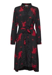 Robe chemise noire en tissu soyeux, avec un motif floral rouge, fermeture à boutons, manches longues et ceinture à nouer à la taille.