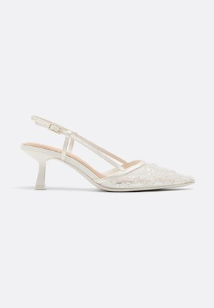 Décolleté slingback bianchi con punta appuntita, motivo floreale ricamato, finitura lucida e tacco quadrato di altezza media.