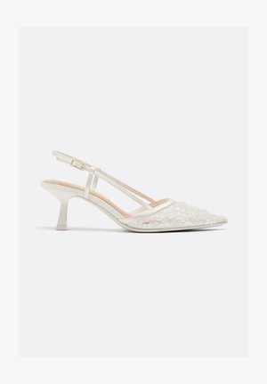 Décolleté slingback bianchi con punta appuntita, motivo floreale ricamato, finitura lucida e tacco quadrato di altezza media.