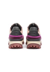 Kaksi paria tennareita eri materiaaleista; vaaleanpunainen mokka ja purppuranväriset yksityiskohdat, musta teksturoitu kantapää, kontrastivärinen beige ja punainen kanta, karhea kuvio.