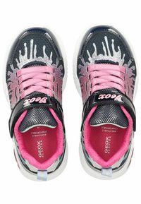 Sneaker nere e rosa con design a schizzi, dettagli metallici, suola bianca e parte superiore in mesh. Presentano una fascia in Velcro e interno imbottito.
