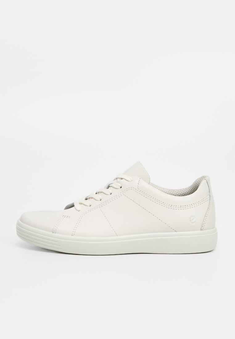 Niedrig geschnittene weiße Ledersneaker mit Schnürverschluss, gepolsterter Sohle und dezentem Logo an der Hinterseite, im Profil vor einem schlichten Hintergrund dargestellt.