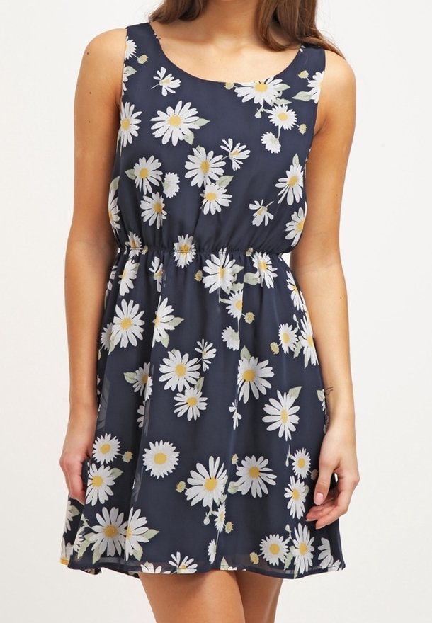 Námořnické modré šaty vyrobené z lehké tkaniny, s elastickým pasem a květinovým vzorem bílých sedmikrásek se žlutými středy.