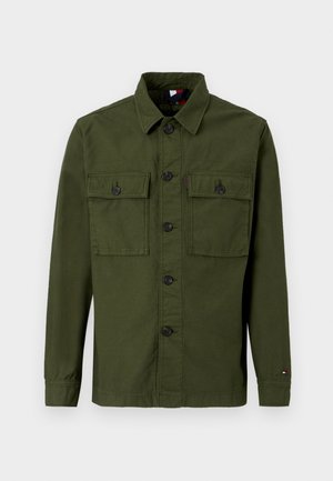 Camisa de botones de manga larga en verde oliva, con dos bolsillos en el pecho abotonados y un collar, presentada plana sobre un fondo blanco.