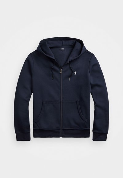 Sudadera con cierre en azul marino, hecha de tela suave, con capucha ajustable, bolsillos frontales y un pequeño logo en el lado izquierdo del pecho.