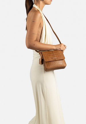 Burkely COOL COLBIE - Sac bandoulière - cognac