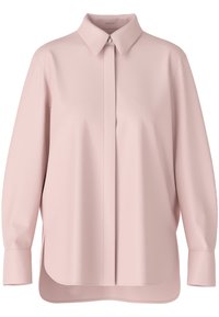 Blouse rose clair avec un col classique, une patte de boutonnage et des manches longues. Présente un ourlet légèrement arrondi et une texture de tissu lisse.
