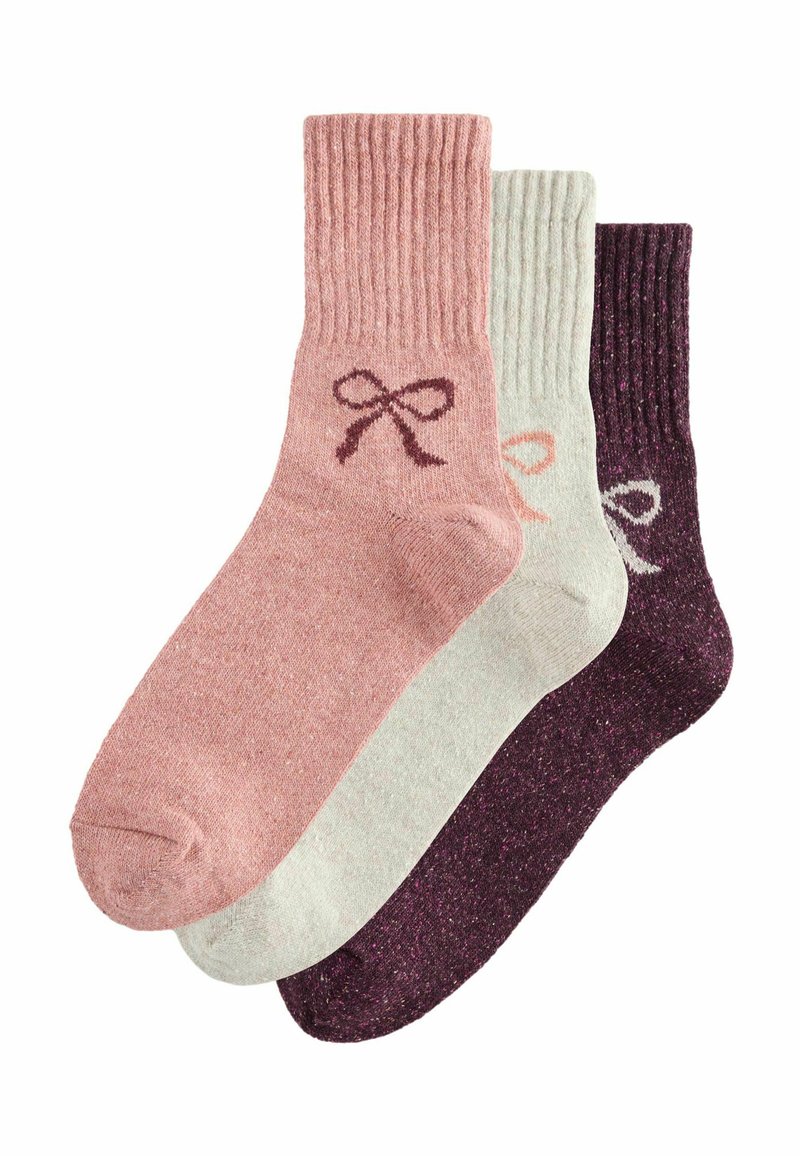 Tre paia di calzini: rosa con un design a fiocchi, verde chiaro e viola scuro con una trama a macchie. Polsini a coste. Materiale morbido e caldo.