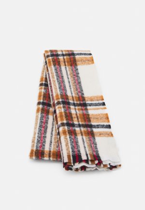 Écharpe douce pliée avec un motif à carreaux en blanc, marron, noir et rayures rouges sur un fond uni.