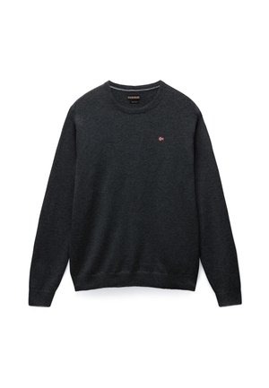 Mørkegrå crewneck sweater med lange ærmer og et lille rødt og hvidt flagemblem på venstre bryst.