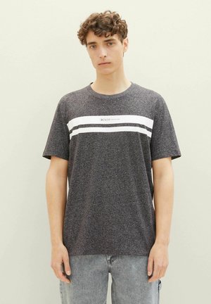 Szürke, rövid ujjas póló kerek nyakkal, két fehér vízszintes csíkkal és a közepén található "DENIM" felirattal. Puha tapintású.