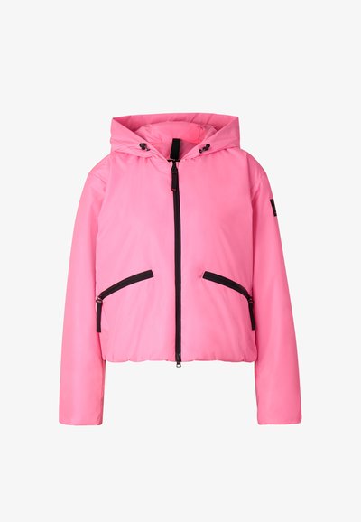 Rosa Steppjacke mit Kapuze, schwarzem Frontreißverschluss und zwei diagonalen Reißverschlusstaschen vor weißem Hintergrund.