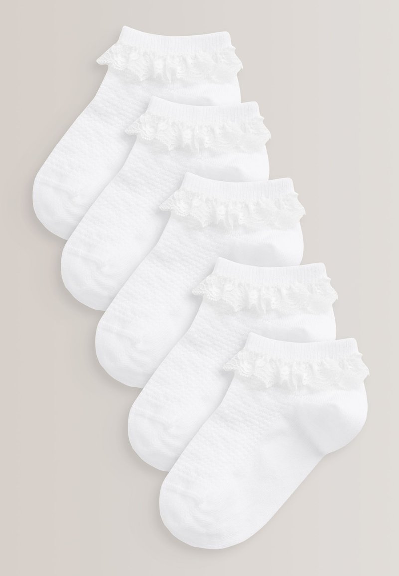 Weiße Knöchelsocken mit strukturiertem Körper und einem gewellten Spitzenrand am oberen Ende, in einer Gruppe von fünf angeordnet.