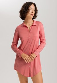 Camicia a maniche lunghe con bottoni in tessuto corallo, dotata di taschino sul petto e orlo curvo, texture liscia e collo a camicia.