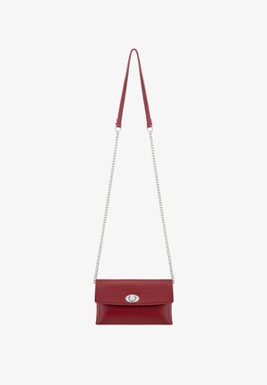 Borsa a tracolla rossa in pelle con pattina e accessori in argento, dotata di tracolla a catena e texture liscia. Forma rettangolare compatta.