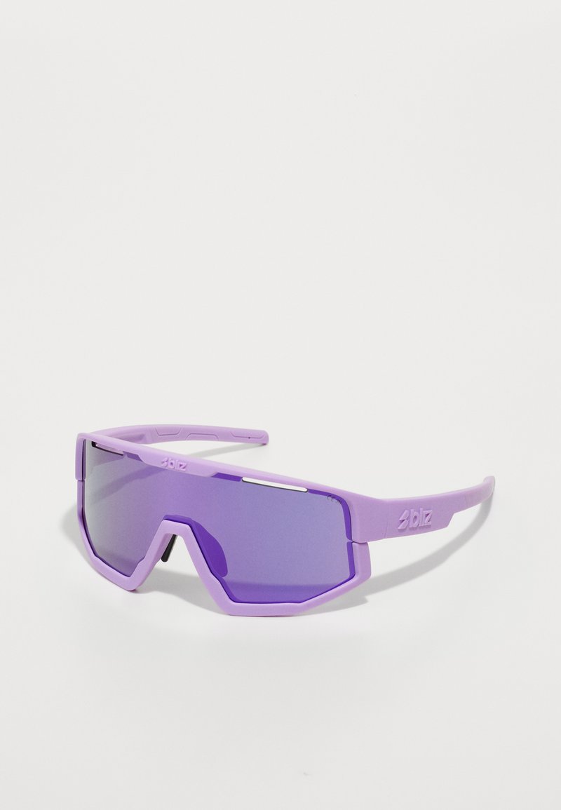 Lila Sonnenbrille mit rechteckigem Design, großen getönten Linsen, matter Oberfläche und Bügeln mit Logo.